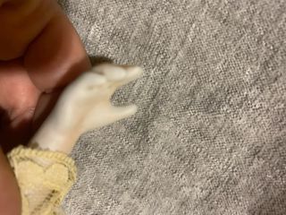 Bambola in porcellana con vestito