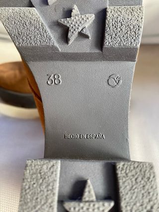 Botas marrones con plataforma negra