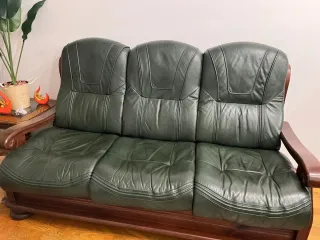 Sofá de piel verde y madera