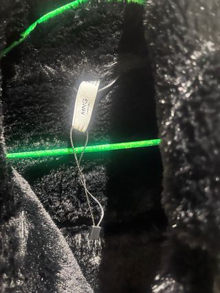 Cazadora efecto piel Mango