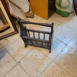 Revistero de madera oscuro