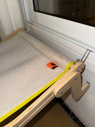 Cama para gato de ventana beige. Marca Meowfun.