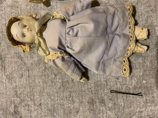 Bambola in porcellana con cappellino