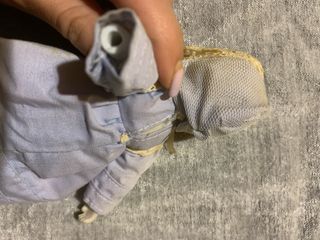 Bambola in porcellana con cappellino