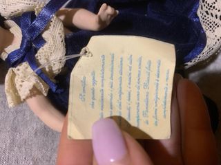 Bambola in porcellana con vestito blu