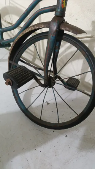 Bicicleta pequeña  antigua..ruedas macizas..