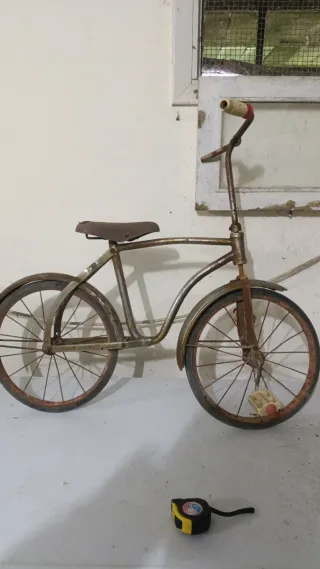 Bicicleta pequeña  antigua..ruedas macizas..