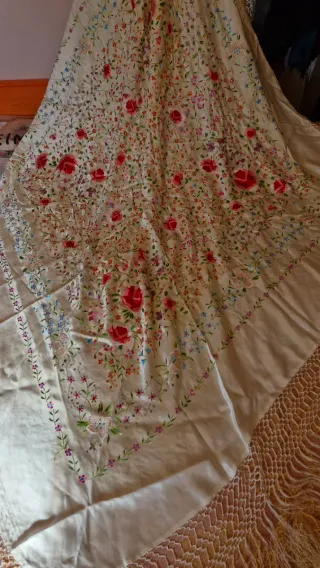 Manton de raso blanco bordado