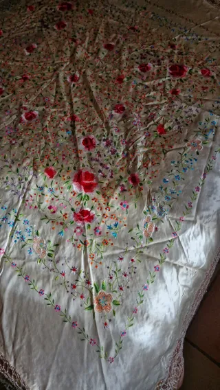 Manton de raso blanco bordado