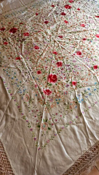 Manton de raso blanco bordado