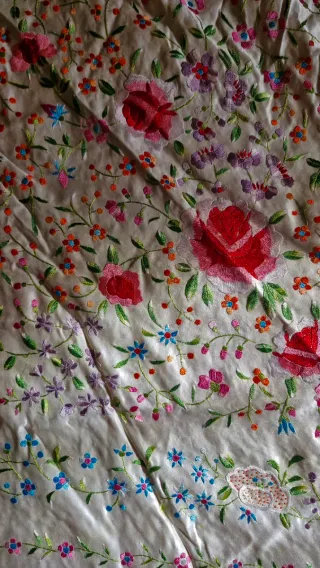 Manton de raso blanco bordado