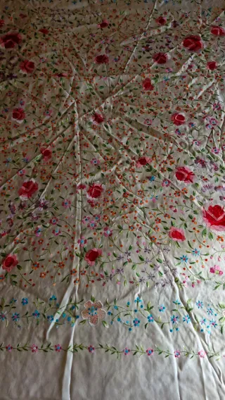 Manton de raso blanco bordado