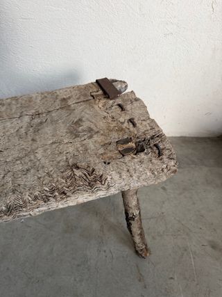 Mesa rústica de madera y metal
