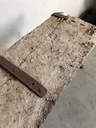 Mesa rústica de madera y metal