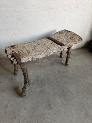 Mesa rústica de madera y metal