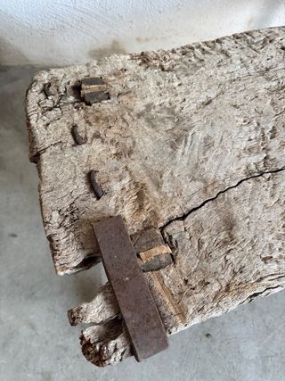 Mesa rústica de madera y metal