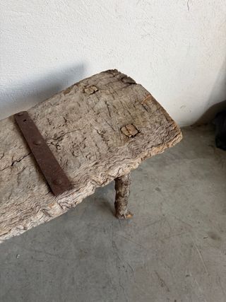 Mesa rústica de madera y metal