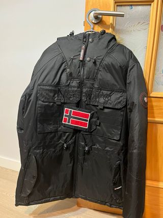 Chaqueta Norway con capucha y pelo