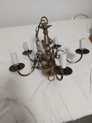 Lámpara de techo dorada de metal