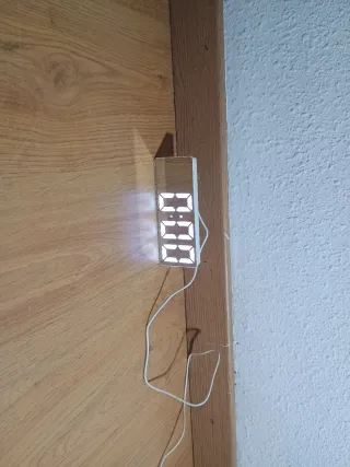 Despertador digital blanco y madera