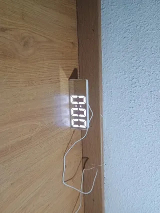 Despertador digital blanco y madera