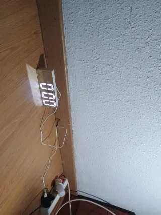 Despertador digital blanco y madera