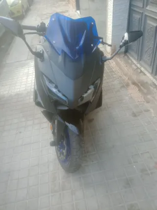Yamaha TMAX 560 2024-2025 con extras