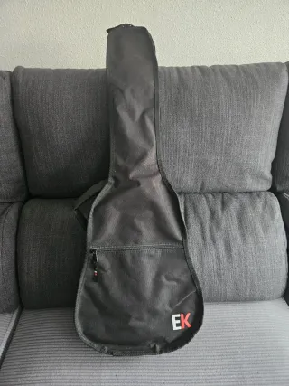 Guitarra infantil amarilla con funda