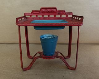 Consegna di oggetti vintage in miniatura per case delle bambole