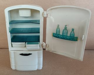 Consegna di oggetti vintage in miniatura per case delle bambole