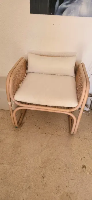 Sillón de ratán y tela beige