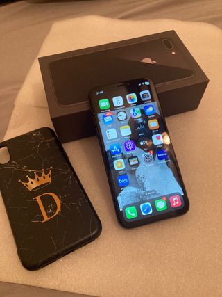 iPhone X Negro con funda dorada