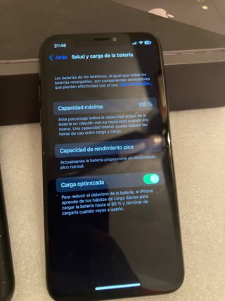 iPhone X Negro con funda dorada