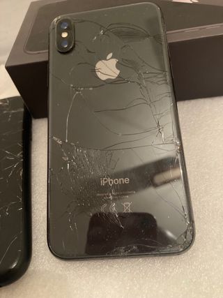 iPhone X Negro con funda dorada