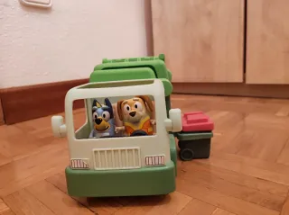 Camión Basura Bluey con Figuras y Contenedores