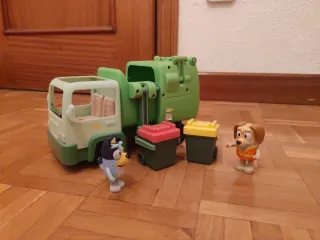 Camión Basura Bluey con Figuras y Contenedores