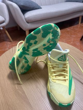 Zapatillas deportivas amarillas y verdes