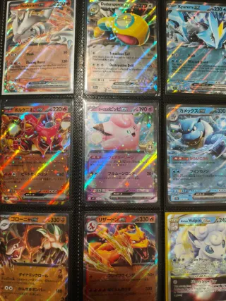 Álbum de cartas Pokémon variadas