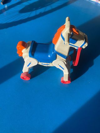 Cavalino giocattolo bianco e blu