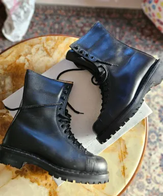 Anfibio militare nero