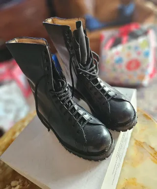 Anfibio militare nero