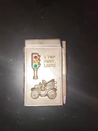 Agenda bolsillo metal STOP PREC. LIBRE