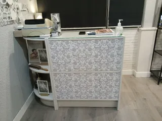 Mostrador de peluquería con estanterías