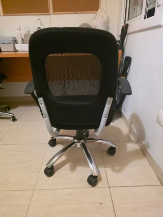 Silla de oficina ergonómica negra