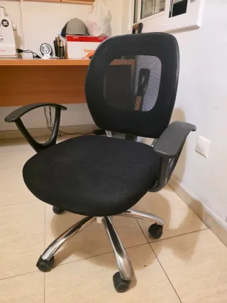 Silla de oficina ergonómica negra