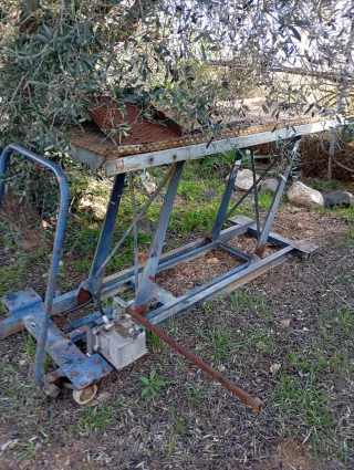 Elevador moto 1.5 tn ,con ruedas y varias alturas,