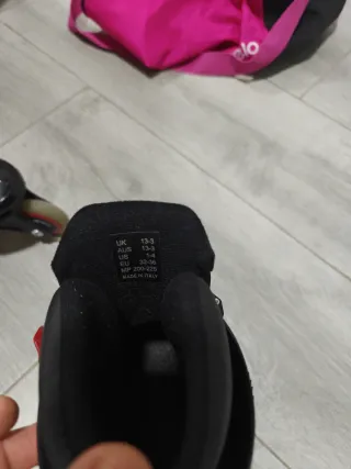 Patines en línea negros con bolso rosa