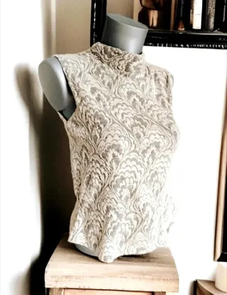 Elegante blusa sin mangas beige y gris