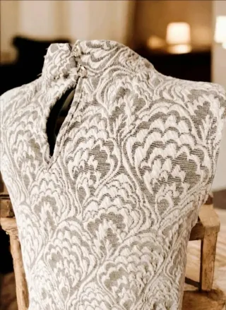 Elegante blusa sin mangas beige y gris