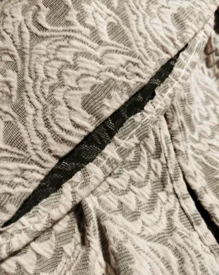 Elegante blusa sin mangas beige y gris